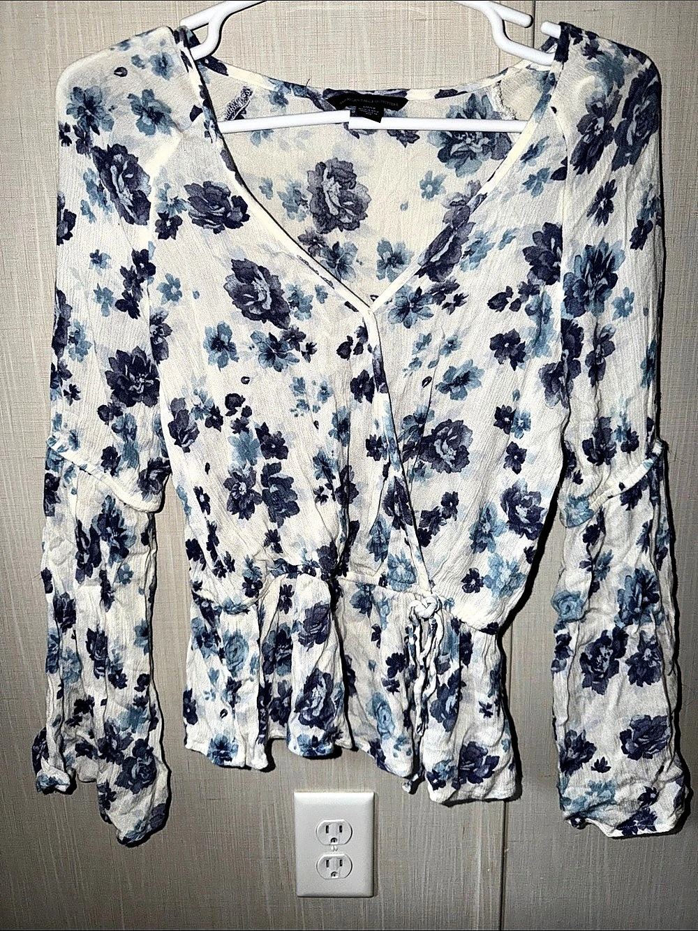 American Eagle Outfitters Floral Blouse in White & Blue Size Small